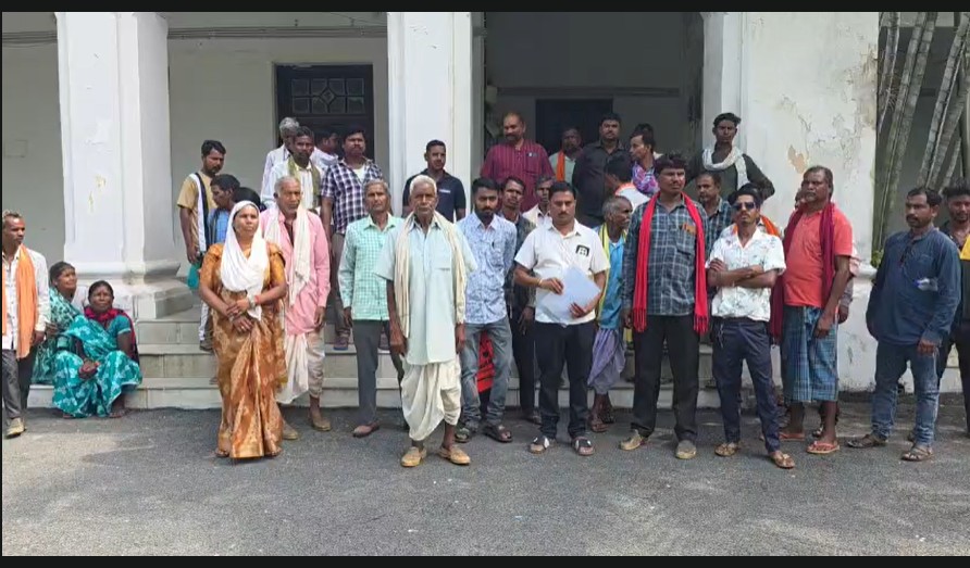 School Campus Encroachment : स्कूल की जमीन पर कब्जे का आरोप…! स्वास्थ्य विभाग के कर्मचारी के खिलाफ ग्रामीणों का मोर्चा…कलेक्टर से लगाई गुहार VIDEO