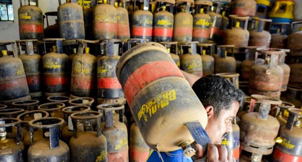 1 जून से कमर्शियल LPG सिलेंडर महंगा…होटल-रेस्टोरेंट कारोबारियों की बढ़ी चिंता