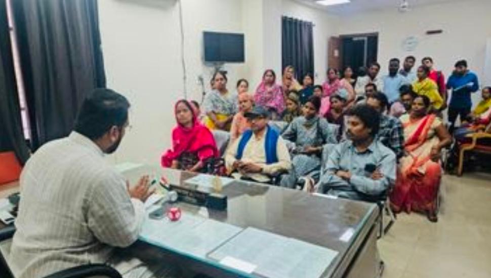 Water Crisis: एकता कॉलोनी में 10 दिनों से जल संकट…गैस पाइपलाइन खुदाई से पेयजल लाइन क्षतिग्रस्त होने का आरोप
