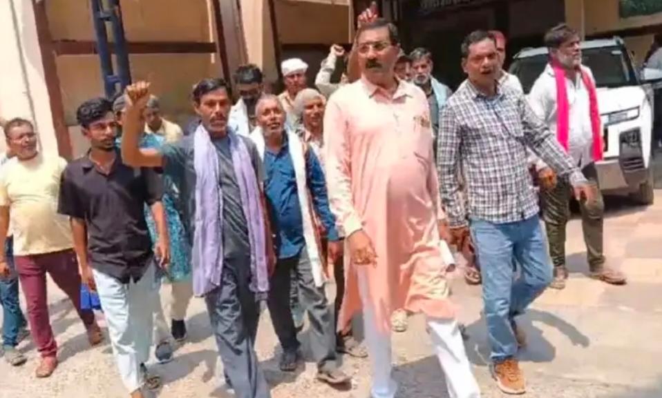 छह महीने से बदहाल बिजली व्यवस्था के खिलाफ ग्रामीणों का हल्लाबोल…तिफरा बिजली कार्यालय का घेराव