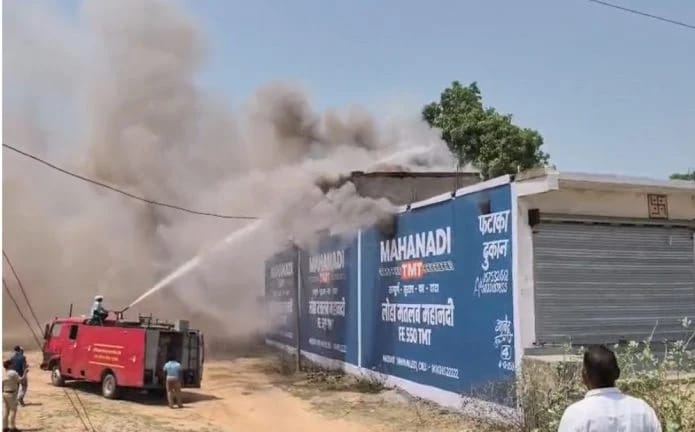 Korba Fire News: कटघोरा में पटाखा गोदाम में भीषण आग…लगातार धमाकों से दहशत