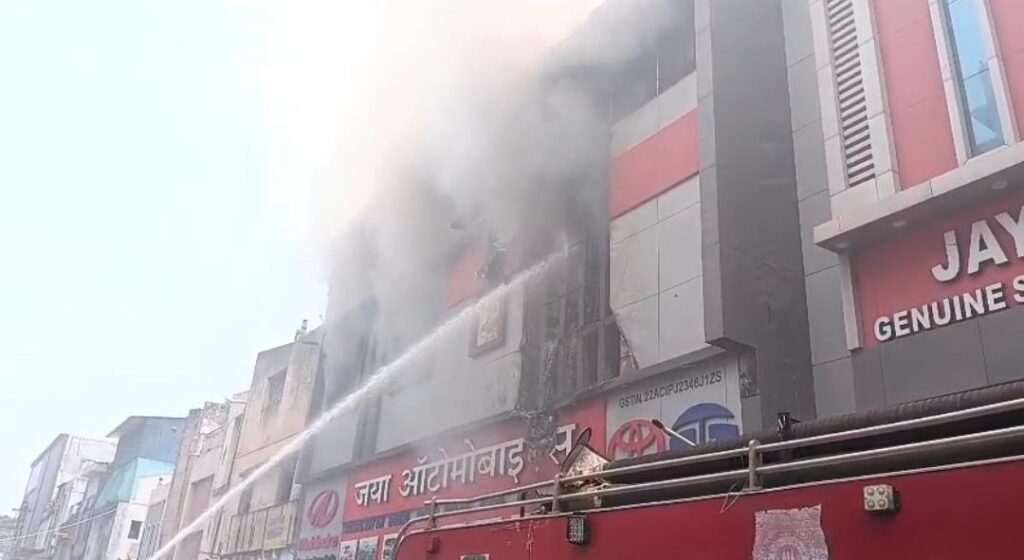 Raipur Fire News: जयस्तंभ चौक के पास ऑटोमोबाइल दुकान में भीषण आग…इलाके में हड़कंप