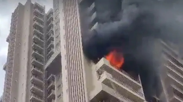 Noida Sector Fire : हाईराइज फ्लैट बना आग का गोला…! नोएडा की सोसाइटी में मचा अफरा-तफरी का माहौल