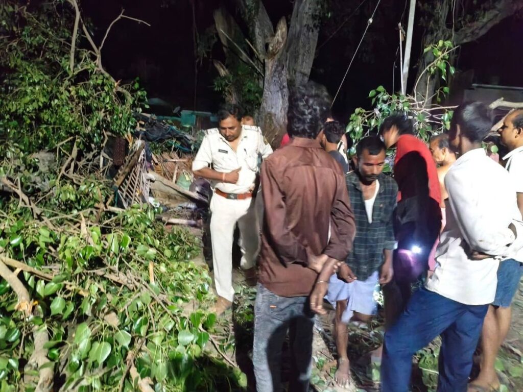 Sitamarhi News: कच्चे मकान पर विशाल पीपल का पेड़ गिरा…एक ही परिवार के 5 लोगों की मौत