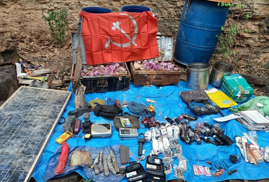 Anti Naxal Operation : नक्सलमुक्ति के बाद भी जंगल उगल रहे खतरनाक राज…! गरियाबंद में मिला हथियारों और विस्फोटकों का जखीरा