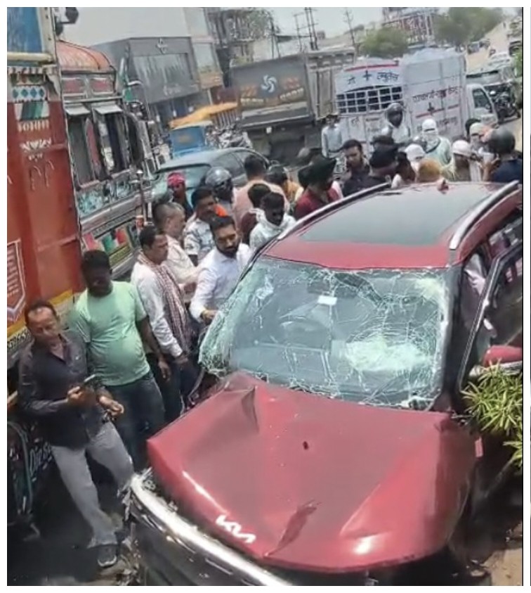 Bhatagaon Flyover Accident : रायपुर के भांठागांव फ्लाईओवर पर बड़ा हादसा…! रॉन्ग साइड ओवरटेक में कार-ट्रक की जोरदार टक्कर…यहां देखें VIDEO