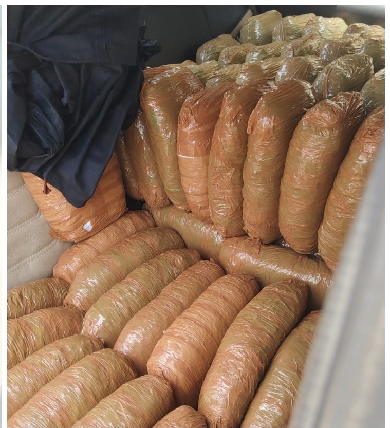 Ganja Seized : छत्तीसगढ़ में पुलिस की बड़ी कार्रवाई…! गांजे से भरी थी कार तस्कर फरार…आरोपियों की तलाश जारी