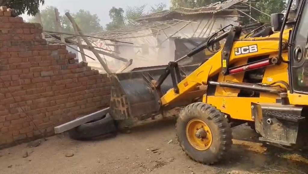 Illegal Possession: वन भूमि पर प्रशासन का बड़ा बुलडोजर एक्शन…34 अवैध मकान ध्वस्त