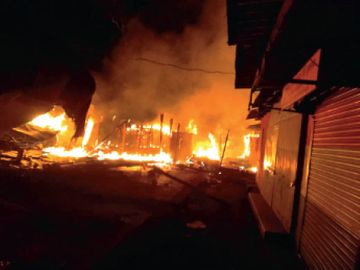 Bilaspur Fire Incident: बिलासपुर में 24 घंटे के भीतर दूसरी बड़ी आगजनी…शनिचरी सब्जी मंडी की 15 दुकानें जलकर खाक