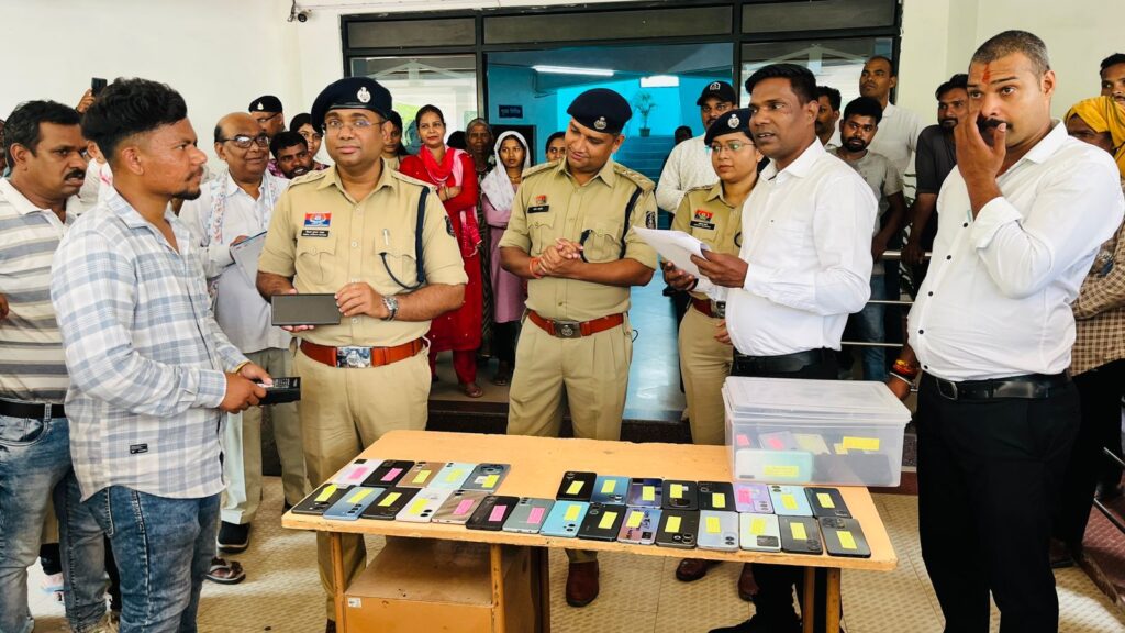 Lost Mobile Recovery : सोचा था अब कभी नहीं मिलेगा…! 26 लाख के 150 मोबाइल बरामद…कोरबा पुलिस ने जीता लोगों का दिल…VIDEO